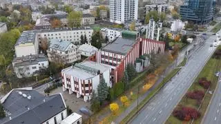 Panele fotowoltaiczne na dachu kościoła na Grochowie