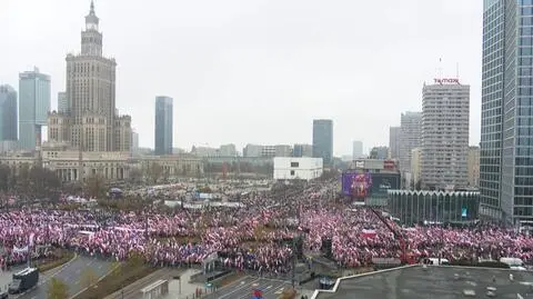 Uczestnicy marszu gromadzą się w rejonie ronda Dmowskiego