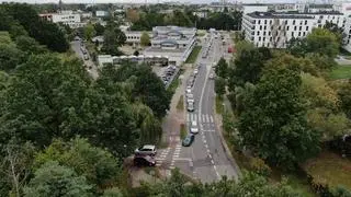 Sznur aut w kolejce do punktu badań drive-thru