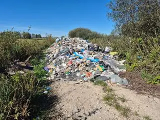 Droga zasypana odpadami 