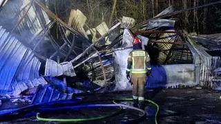 Pożar hali magazynowej na terenie firmy transportowej