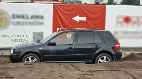 Samochód porzucony na budowie chodnika i trawnika
