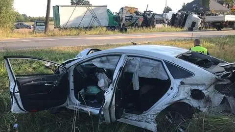 Ciężarówka na boku, auto w rowie. Cztery osoby ranne 