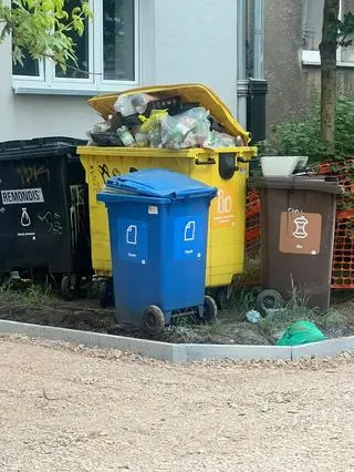 Kontenery z odpadami zalegające na Odolańskiej 