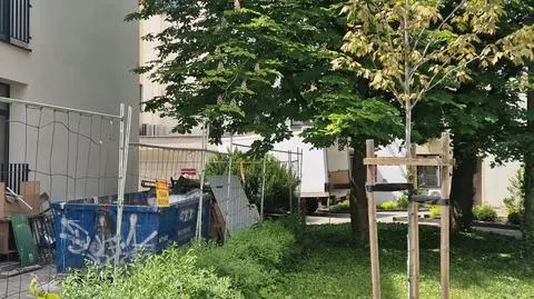 Samochód wjechał w budynek sądu na Bemowie