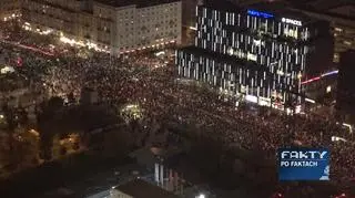 Manifestanci kierują się w stronę Żoliborza