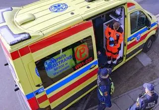 Leżeli skuleni w kącie, ściany i podłoga pokryte były krwią