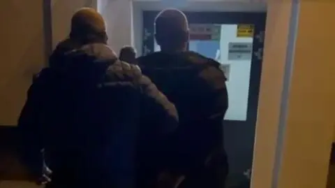 Wstał z miejsca, wysiadł, wymierzył. Nagranie z ostrzelania autobusu