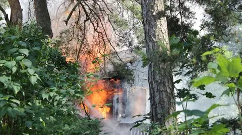 Spłonął drewniany dom w Wesołej