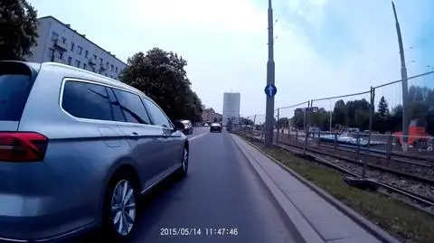 "Na żyletkę", na podwójnej ciągłej. Wyprzedził i stanął na czerwonym