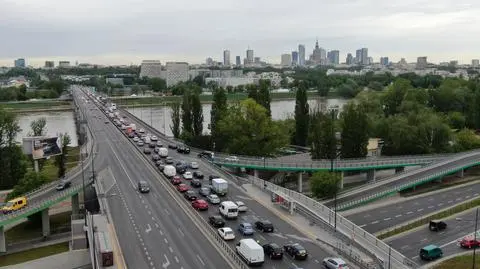 Kolizja na Trasie Łazienkowskiej. "Stały na lewym pasie, blokując ruch"