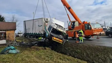 Ciężarówką pełną drobiu wjechał do rowu. Wiele godzin utrudnień na krajowej "siódemce" 