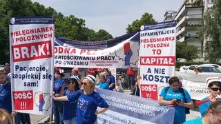 Protest pielęgniarek przed Sejmem