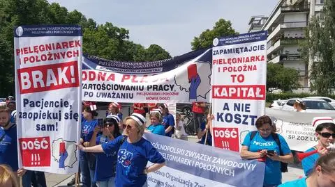 Pielęgniarki i położne przed Sejmem. "Czujemy się oszukane, poniżone i domagamy się godnej płacy"