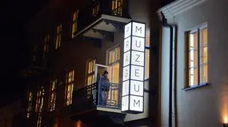 Przed Muzeum Pragi pojawił się neon