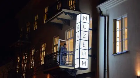 Muzeum Pragi z neonowym szyldem. Wystawa w drugiej połowie roku