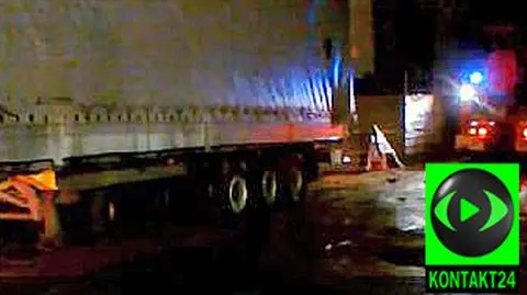 Tir ugrzązł w błocie i zablokował drogę