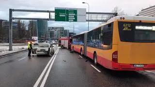 Zderzenie auta osobowego z autobusem na Mokotowie 