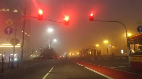 Warszawę spowiła mgła. Ale jest też smog