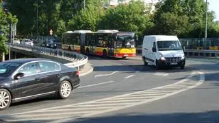 Łata na zjeździe z mostu Poniatowskiego