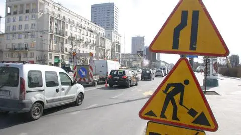 Malują pasy. Korki na Marszałkowskiej