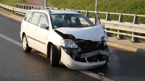 Toyota uderzyła w bariery na Siekierkowskiej