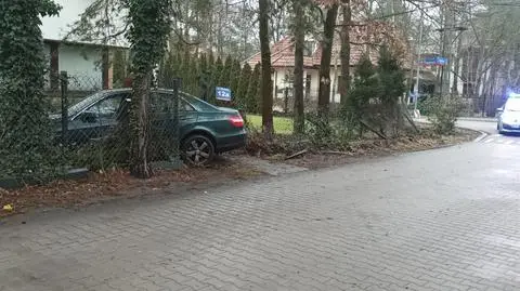 Wjechał samochodem w ogrodzenie. "Nie posiadał uprawnień"