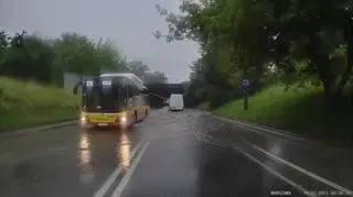 Wieczorne nagranie z zalanej ulicy Dźwigowej