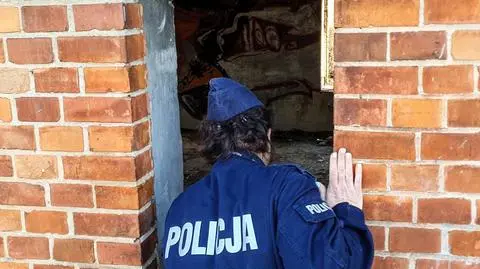 Policjanci w okresie chłodów sprawdzają między innymi pustostany