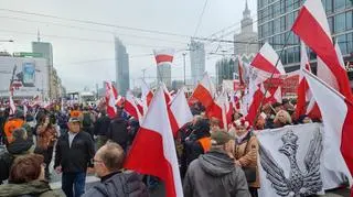 Przy rondzie Dmowskiego gromadzą się uczestnicy marszu