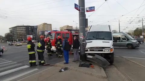 Zderzenie dwóch aut na Woli. Iveco na słupie, tramwaje stanęły