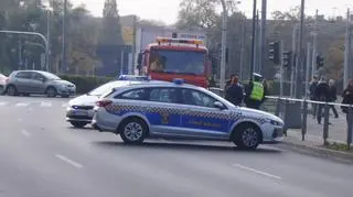 Auto wjechało w barierki na rondzie Radosława