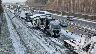 Transport tarczy TBM ma postój w pobliżu węzła Janki na S8