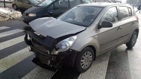 Alfa na chodniku po zderzeniu z hyunadiem