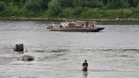 Akcja służb na Wiśle. Turystyczna barka utknęła na mieliźnie