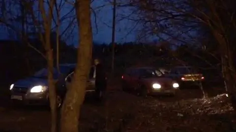 Kierowcy nie odpuszczają. Dziki przejazd Arbuzową przez chaszcze i wertepy