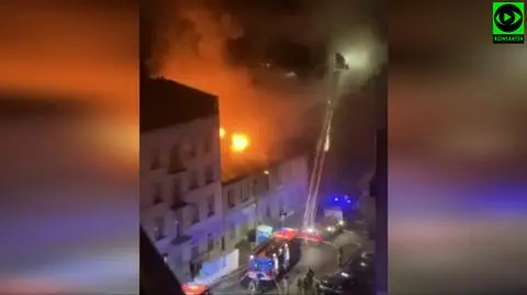 Z ogniem walczyło 13 zastępów strażackich. Spłonął dach