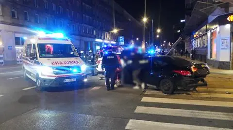 Zderzenie nieoznakowanego radiowozu tuż obok komendy. "Jeden policjant został ranny"