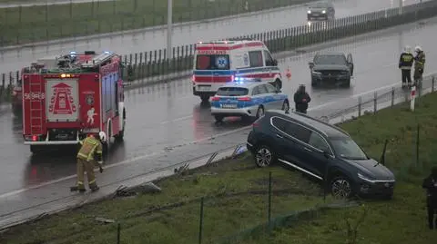 Jedno auto wpadło w poślizg i uderzyło w bariery, drugie wjechało do rowu