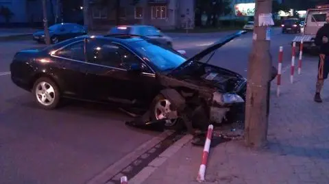 Pijany kierowca skosił słupki na Pradze