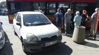 Samochody blokują przejście do autobusu