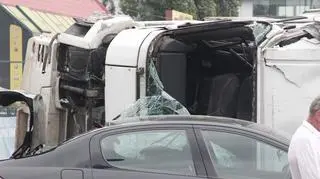 Ciężarówka zmiażdżyła jedno auto, dwa kolejne poważnie uszkodziła