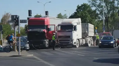 Tir zepsuł się na skrzyżowaniu. Blokował ruch