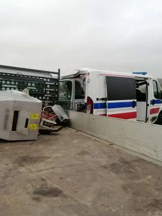 Bus zderzył się z karetką pogotowia