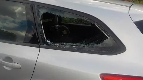 Dwulatka zamknięta w nagrzanym aucie.  Strażnicy miejscy wybili szybę