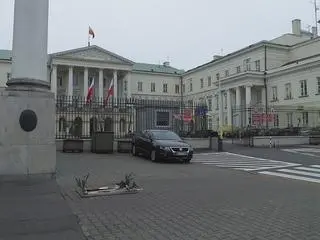 Tak strażnicy miejscy zabezpieczyli uszkodzoną studzienkę