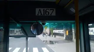 Otwarta klapa w autobusie linii 108