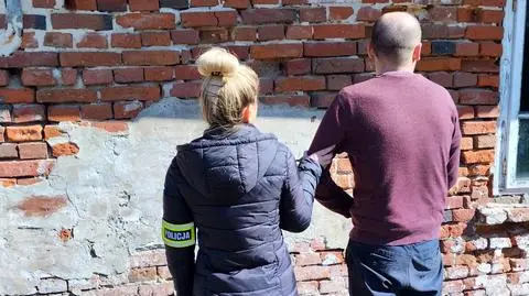 Jechał "wężykiem", zatrzymali go kierowcy tirów. Policja: miał cztery promile  