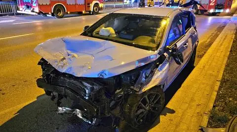 Stracił panowanie nad autem, wjechał w barierki 
