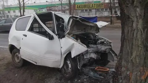 Śmiertelny wypadek, fiat uderzył w drzewo. "Kierowca mógł zasnąć"